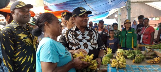
 Bupati ketika berada di pasar sentral meninjau harga bapok. Momen dimana Bupati membeli jualan seorang mama, Jumat.