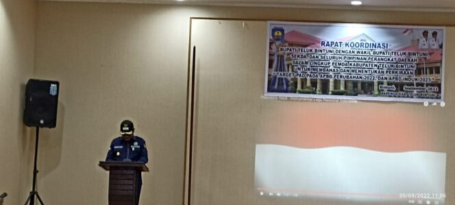 
 Bupati Teluk Bintuni, Petrus Kasihiw saat memberikan arahan di Rakor, Selasa.