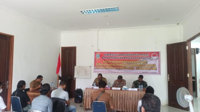 
 Suasana FGD di kantor Badan Kesbangpol Teluk Bintuni, Selasa.