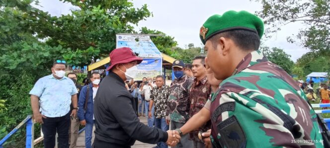 
 Deputi IV BIN ketika tiba di Bintuni menggunakan jalur laut yang disambut oleh para pejabat ASN, Polri dan TNI, Minggu