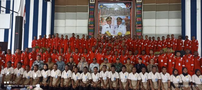 
 Bupati bersama Forkopimda dan seluruh pejabat daerah berpose bersama usai acara pelepasan 98 Siswa P2TIM, Selasa.