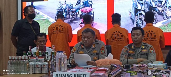 
 Kapolres yang didampingi sejumlah perwira saat memberikan keterangan Pers, Selasa.