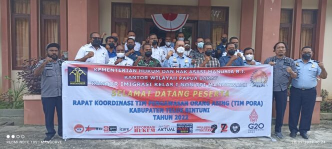 
 Pose bersama Kepala Kantor Imigrasi Manokwari dan Tim Pora Bintuni, Rabu.