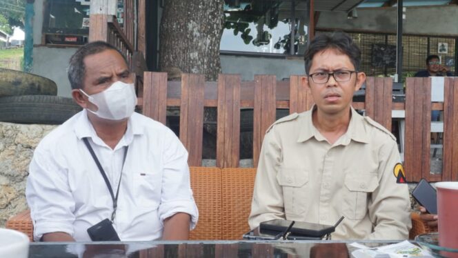 
 Ketua PWI Papua Barat, Bustam (kanan) saat memberikan keterangan Pers, Rabu.