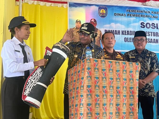 
 Bupati Teluk Bintuni, Petrus Kasihiw saat membuka kegiatan secara simbolis, Kamis.