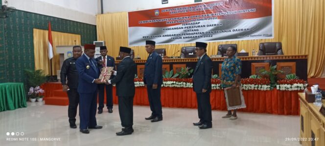 
 Bupati Teluk Bintuni, Petrus Kasihiw menyerahkan dokumen Raperda APBD-P TA 2022 kepada Pimpinan DPRD, Kamis.