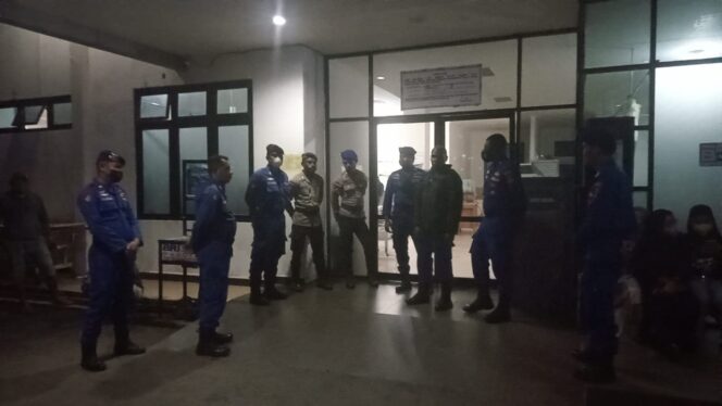 
 Nampak petugas saat berada di depan pintu Instalasi Gawat Darurat RSUD Teluk Bintuni, Jumat.