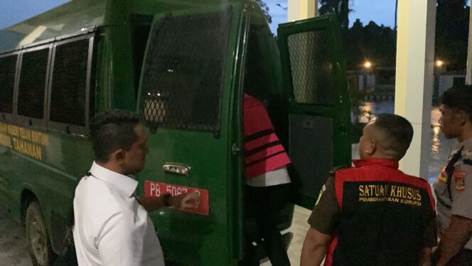 
 Bukti Berantas Korupsi, Kejari Teluk Bintuni Tahan Seorang Tersangka Kasus Pasar Babo