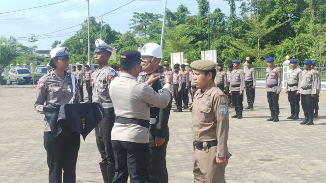 
 Wakapolres Teluk Bintuni, Kompol. Muhammad Salim menyematkan tanda operasi kepada petugas, Senin.
