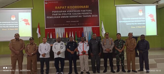 
 Bupati bersama Forkopimda saat foto bersama dengan Komisioner KPU Papua Barat dan Teluk Bintuni, Senin.