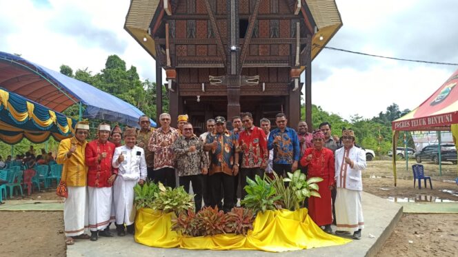 
 Wakil Bupati Maret Kokop Meresmikan Rumah Adat Tongkonan IKT Teluk Bintuni