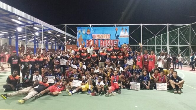 
 Foto bersama antara Pengurus Perbasi Teluk Bintuni dan sejumlah klub pada penutupan Turnamen Bola Basket Bupati Teluk Bintuni Cup Tahun 2022 di lapangan Basket Alun-alun SP 5 Bintuni, Selasa lalu.