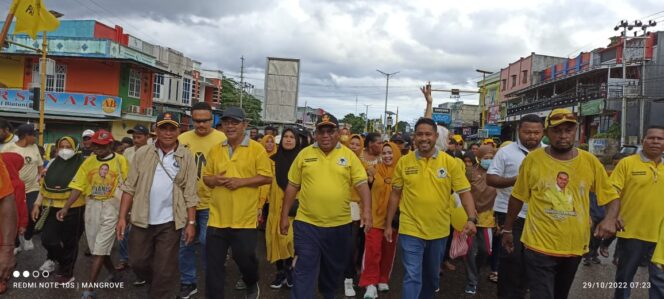 
 Wakil Bupati Teluk Bintuni, Matret Kokop, Ketua Dewan Pembina Partai Golkar Teluk Bintuni, Alfons Manibui dan Ketua DPD Partai Golkar Teluk Bintuni, Yohanis Manibuy bersama seluruh simpatisan dan masyarakat melakukan jalan sehat bersama, Sabtu.