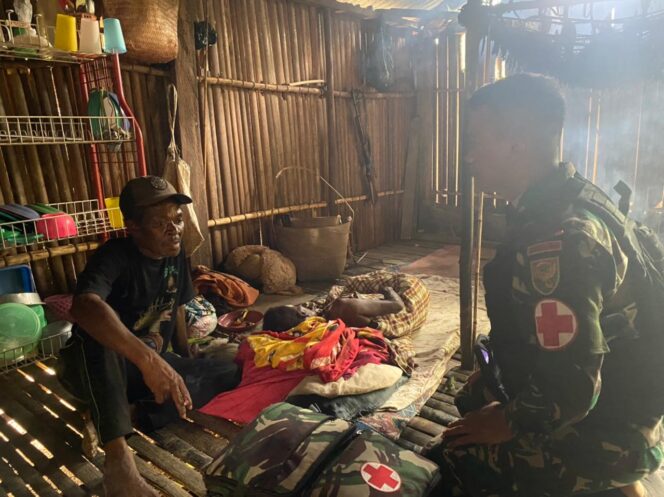 
 Satgas Pamtas RI-PNG Yonif 143/TWEJ Berikan Layanan Kesehatan kepada Warga Kampung Amgotro, Keerom