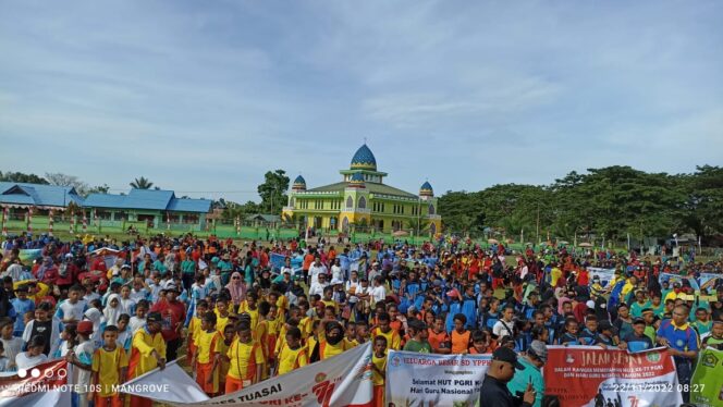 
 Ribuan Pelajar Teluk Bintuni Meriahkan Jalan Sehat HUT Ke 77 PGRI