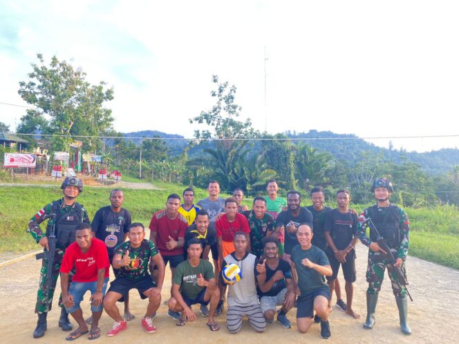 
 Tingkatkan Kemanunggalan TNI-Rakyat, Satgas Yonif 143/TWEJ Gelar Olah Raga Bersama