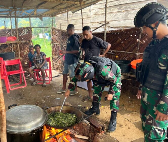 
 Syukuran Kampung Perbatasan RI, Satgas Pamtas Yonif 143/TWEJ Bagikan Sembako Untuk Warga