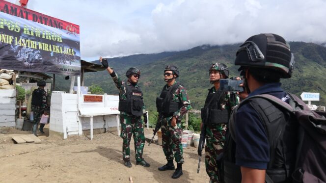 
 Dampingi Danrem 172/PWY Tinjau Distrik Kiwirok, Dansatgas Yonif 143/TWEJ Bantu Kesulitan Masyarakat