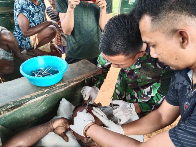 
 Reaksi Cepat Prajurit Satgas Pamtas RI-PNG Yonif 143/TWEJ Tolong Korban Laka Lalin