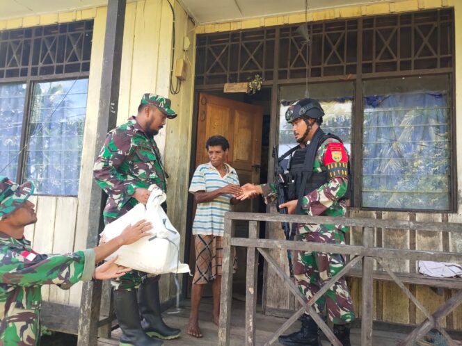 
 Hadiri Kedukaan Warga Pedalaman Papua, Satgas Yonif 143/TWEJ Berikan Bantuan Sembako