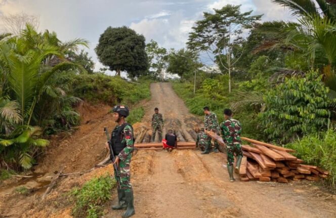 
 Usai Satgas Yonif 143/TWEJ Perbaiki Jembatan, Kini Akses Warga Perbatasan RI Lancar