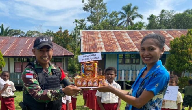 
 Prajurit Wira Beri Kejutan Hari Guru di Perbatasan Papua