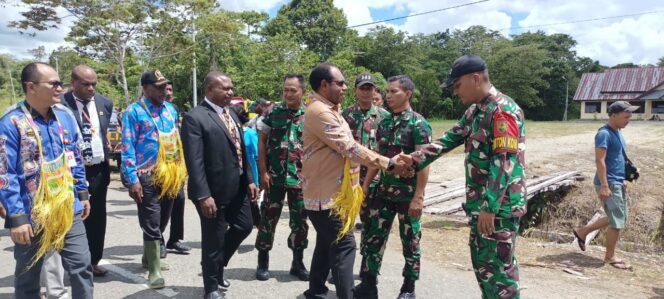 
 Kebersamaan Satgas Yonif 143/TWEJ Bantu Masak dan Jemput Warga Sukseskan Sidang Klasis GKI Keerom