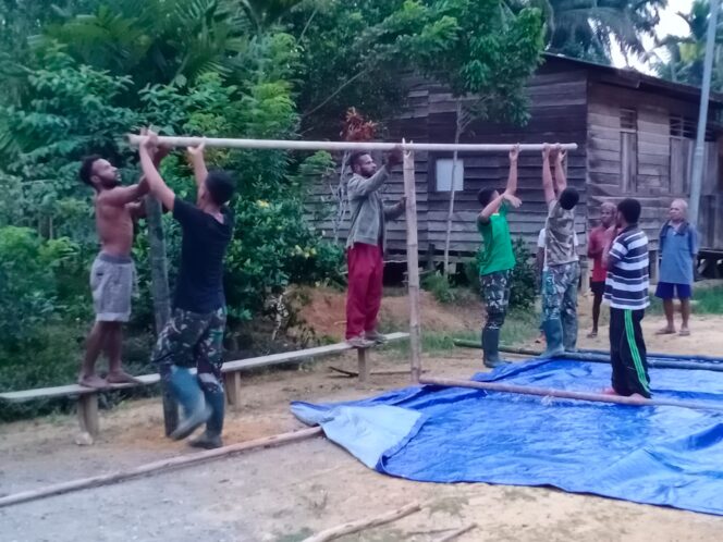 
 Dengar Warga Sedang Duka, Tanpa Diminta TNI Satgas Yonif 143/TWEJ Hadir Membantu