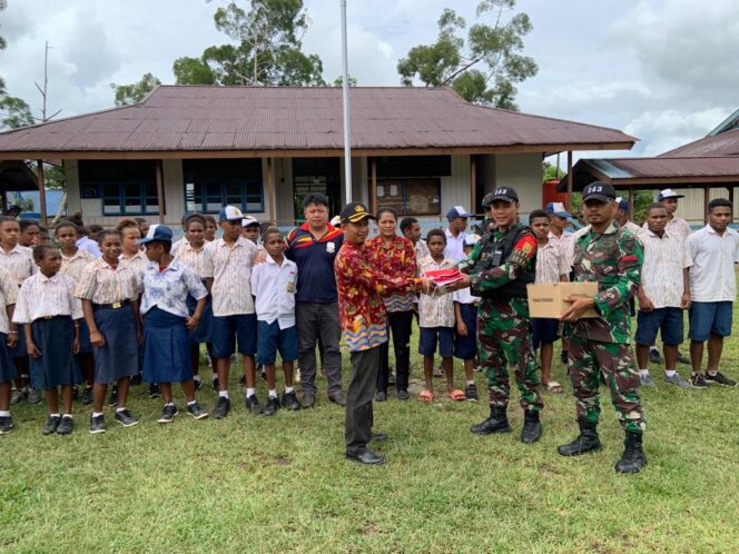 
 Prajurit Wira Bekali Wasbang Generasi Muda di Pedalaman Papua