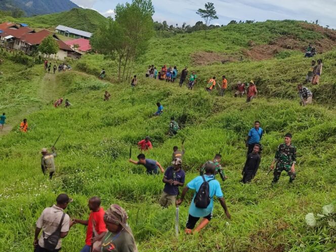 
 Sambut Natal Satgas Yonif 143/TWEJ Ajak Warga Perbatasan RI Bersihkan Lingkungan