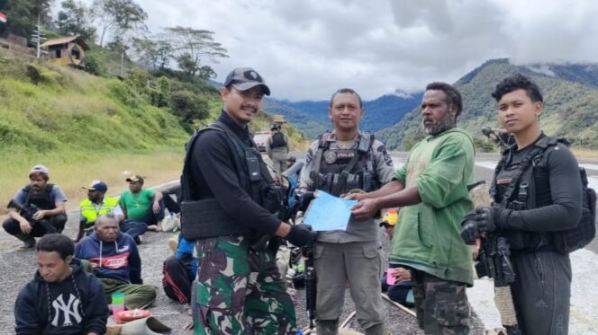 
 Ksatria Radin Intan Bantu Amankan Masyarakat Kembali ke Kiwirok