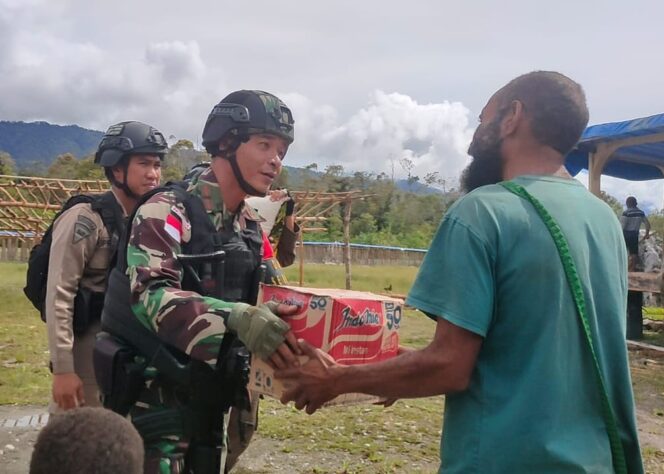 
 Satgas Yonif 143/TWEJ Berikan Sembako Jelang Peresmian Gereja Di Pegunungan Bintang