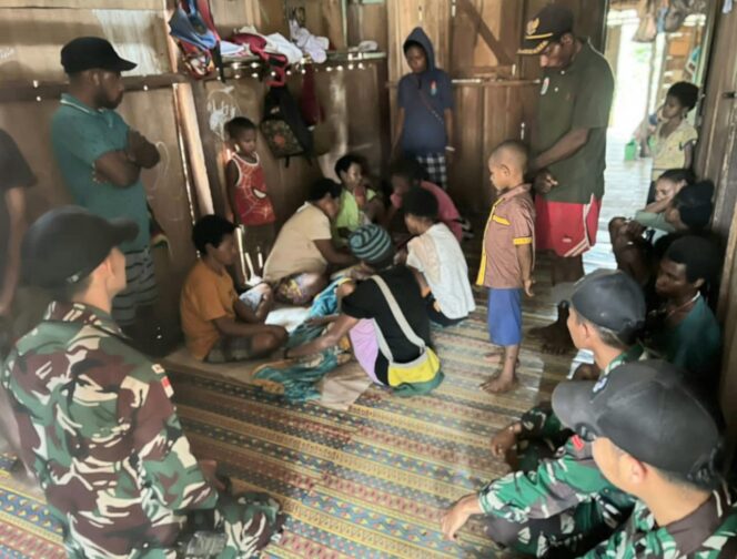 
 Satgas Yonif 143/TWEJ Hadir Berikan Bantuan Warga Yang Berduka