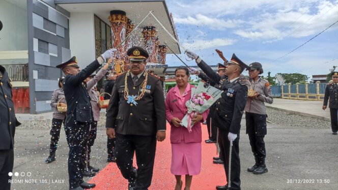 
 Upacara Tradisi Pedang Pora Wisudawan Purna Bhakti Personel Polres AKP Petrus Abraham Tahitu