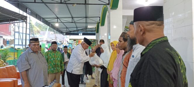 
 Safari Ramadhan ke Bintuni,Pj. Gubernur Bagikan 75 Sembako Kepada Warga