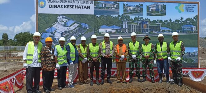 
 Bupati Petrus Kasihiw Melakukan Peletakan Batu Pertama Pembangunan Rumah Sakit Pratama Babo Raya