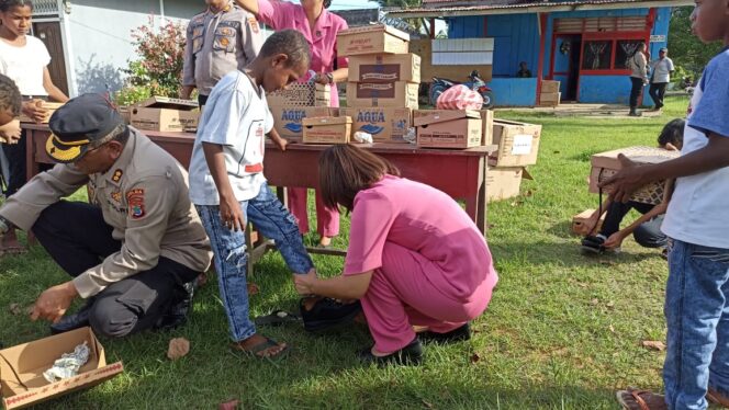 
 Bahagianya Anak – anak Sekolah Terima Sepatu