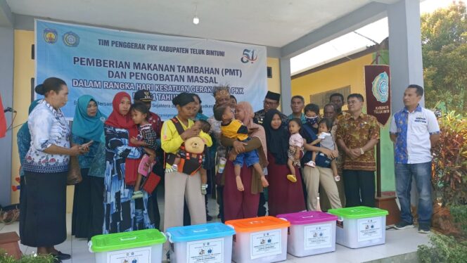 
 TP PKK Teluk Bintuni Gelar Pengobatan Gratis Serta Berikan 60 Paket Makanan Tambahan Pada Ibu Hamil Dan Anak Kecil