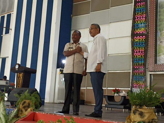 
 Bupati Kasihiw dan Mantan Bupati Alfons Manibui, Bersama Bangun Bintuni