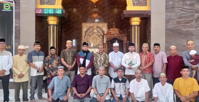 
 Safari Dakwah di Teluk Bintuni, Ustadz Zacky Mirza Wakafkan Al-Quran