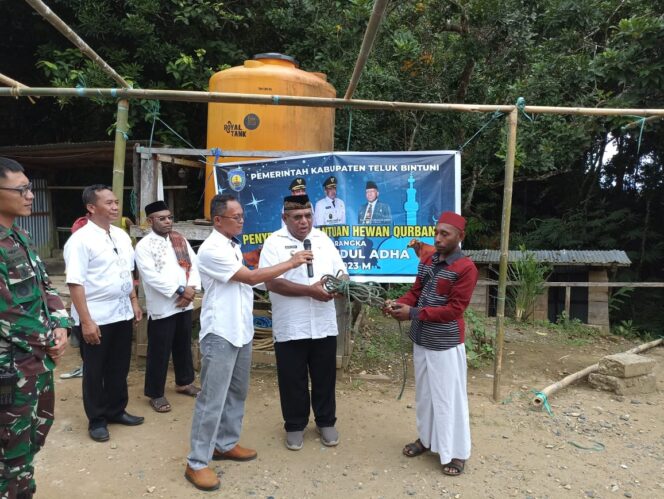 
 Pemkab Teluk Bintuni Serahkan Secara Simbolis Hewan Qurban di Mesjid Al- Alfatihah dan Al Jamiah