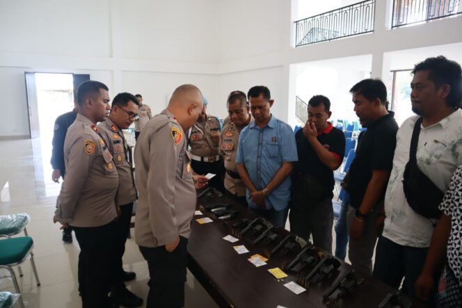 
 Cegah Penyalahgunaan Senpi, Kapolres Teluk Bintuni Lakukan Pemeriksaan Senpi Personil