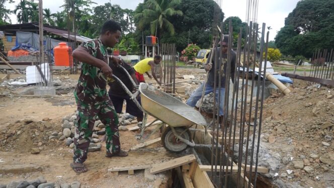 
 Angggota Kodim 1806 Teluk Bintuni ketika bersama warga jemaat mengecor pondasi gedung gereja.