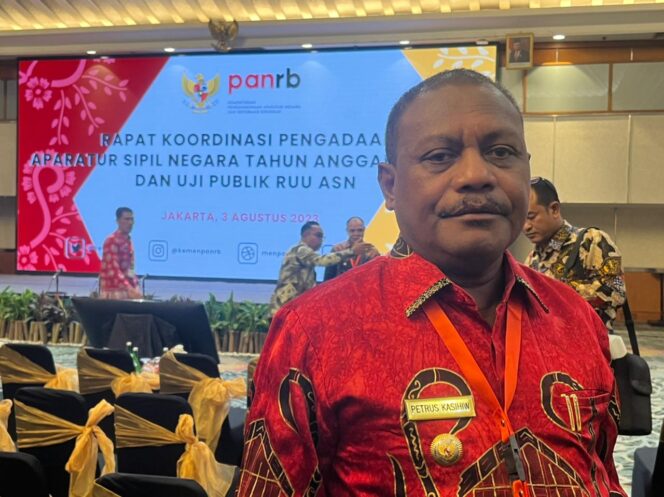 
 Bupati Teluk Bintuni, Dr. Ir. Petrus Kasihiw, MT 