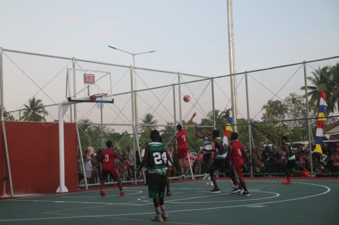 
 Pertandingan dua klub basket di kota Bintuni pada ajang Turnamen Bola Basket Bupati Teluk Bintuni Cup I Tahun 2022 di gelanggang olah raga Argosigemerai tahun lalu.