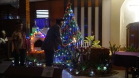 Plt Kepala Badan Kesbangpol Teluk Bintuni, Rheinhard C. Maniagasi, S.STP diberikan kesempatan menyalakan lilin Natal.