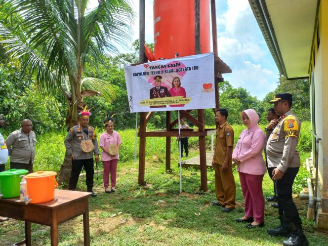 
 Dukungan Polres Teluk Bintuni di SD YPK Rafidim Muturi
