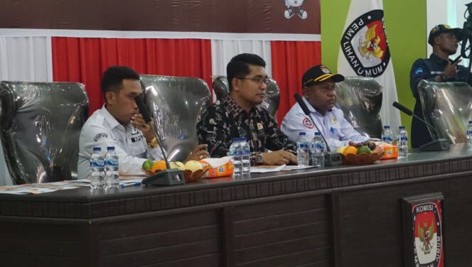 
 Ketua KPU Teluk Bintuni, Muh. M. Memed Alfajri didampingi Anggota, Denny Airory (kanan) dan Sekretaris, Syahid Muzaat pada acara pelantikan KPPS, Kamis (25/1/2024). 