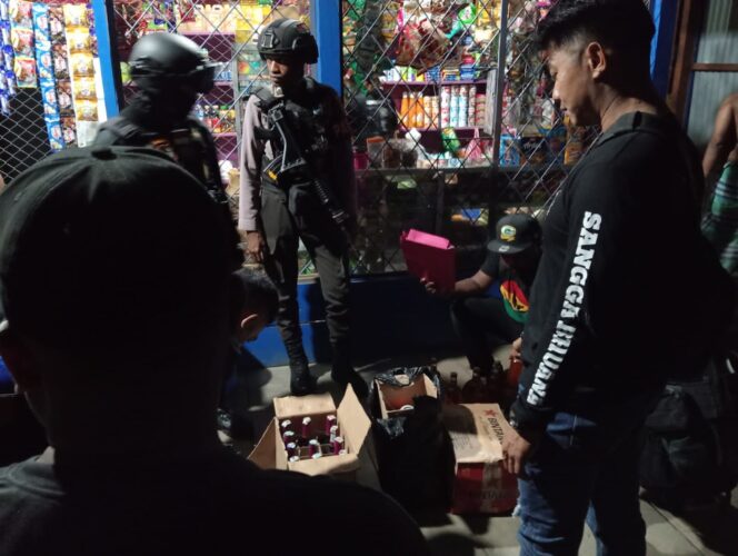 
 Aparat gabungan Polres Teluk Bintuni saat merazia salah satu kios penjual miras. Dari razia ini, aparat berhasil amankan miras berbagai jenis.