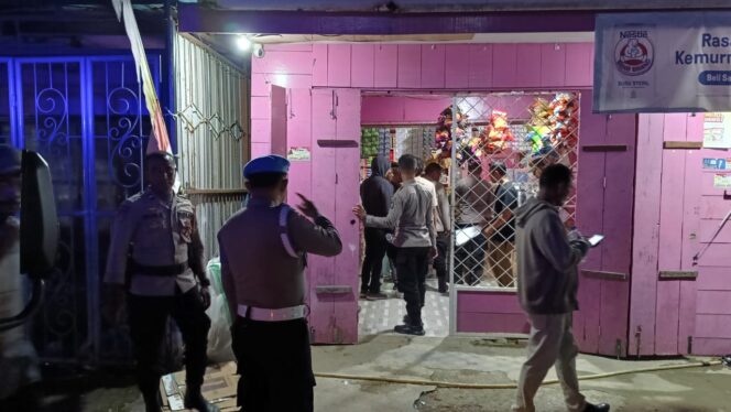 
 Razia petugas di salah satu kios yang disinyalir menjual miras, Selasa (30/1/2024).